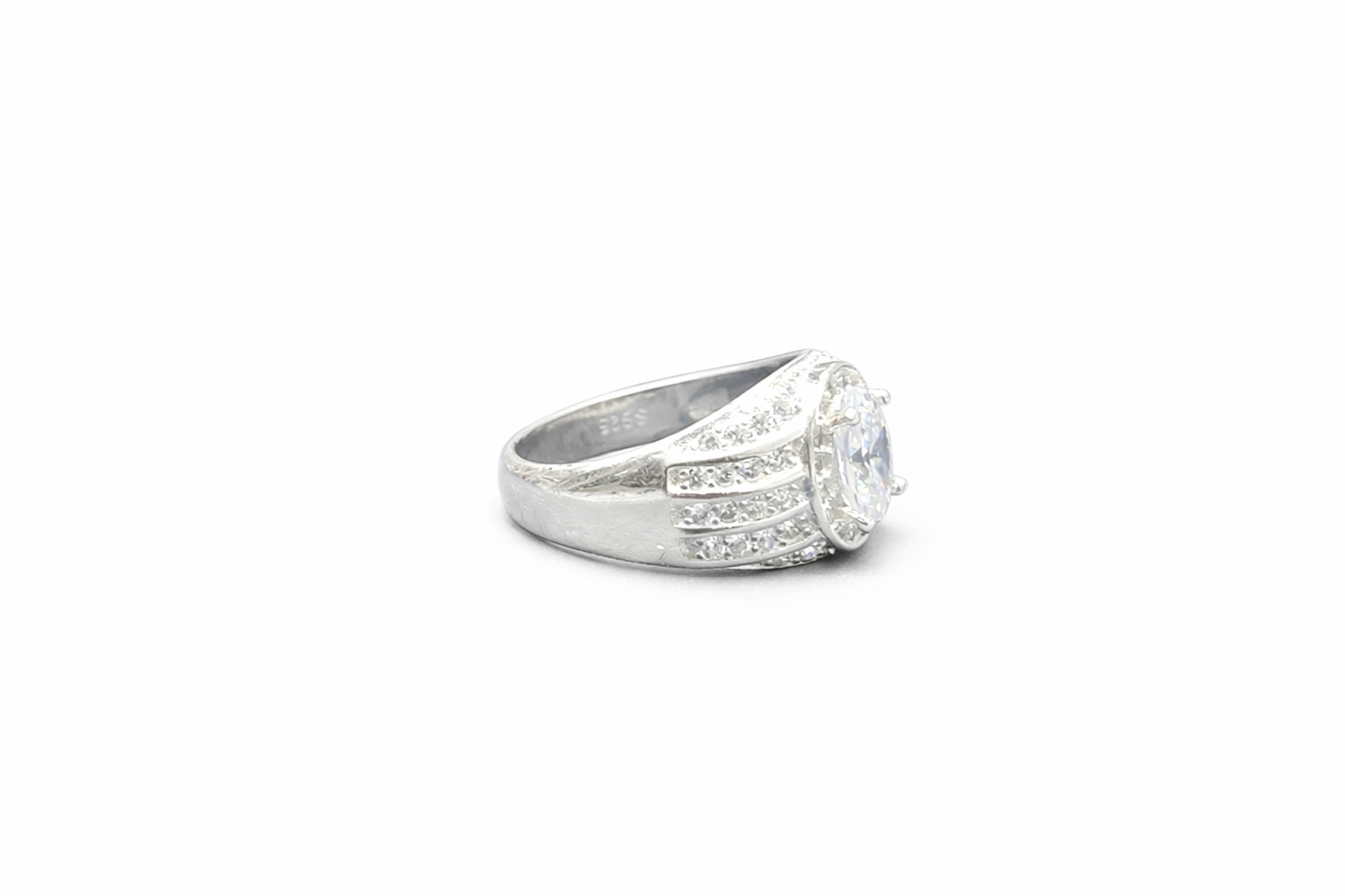 LuxeNova Oval Ring